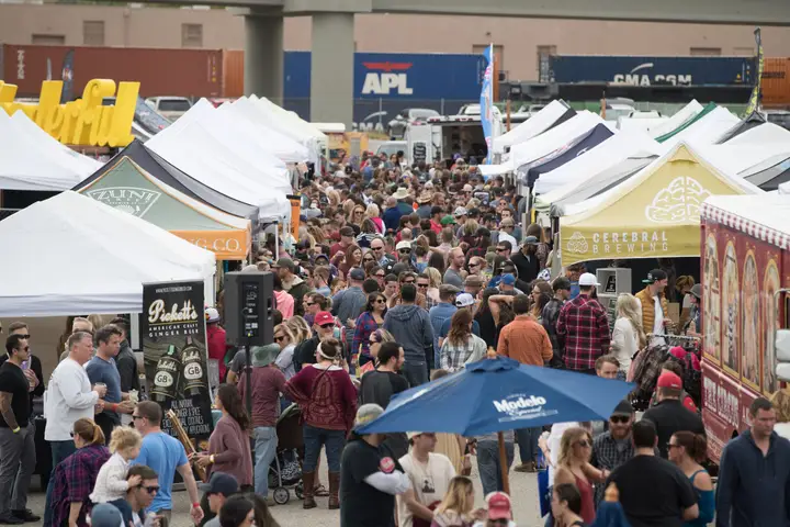 Oktobergrass 2017 from above: rows of white tents and the crowd in the Globeville lot