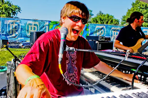 Kyle Hollingsworth at the keys in a red shirt